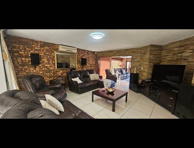 4 BEDROOM HOUSE FOR SALE IN MEYERSDAL